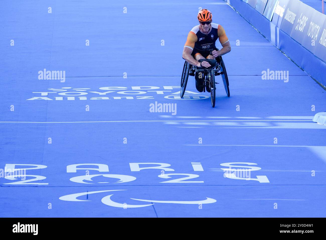 Paris, France. 02 septembre 2024. PARIS, FRANCE - 2 SEPTEMBRE : Geert Schipper, des pays-Bas, en compétition dans le PTWC masculin lors du jour 5 du para Triathlon - Paris 2024 Jeux paralympiques d'été au Pont Alexandre III le 2 septembre 2024 à Paris, France. (Photo de Patrick Goosen/BSR Agency) crédit : BSR Agency/Alamy Live News Banque D'Images