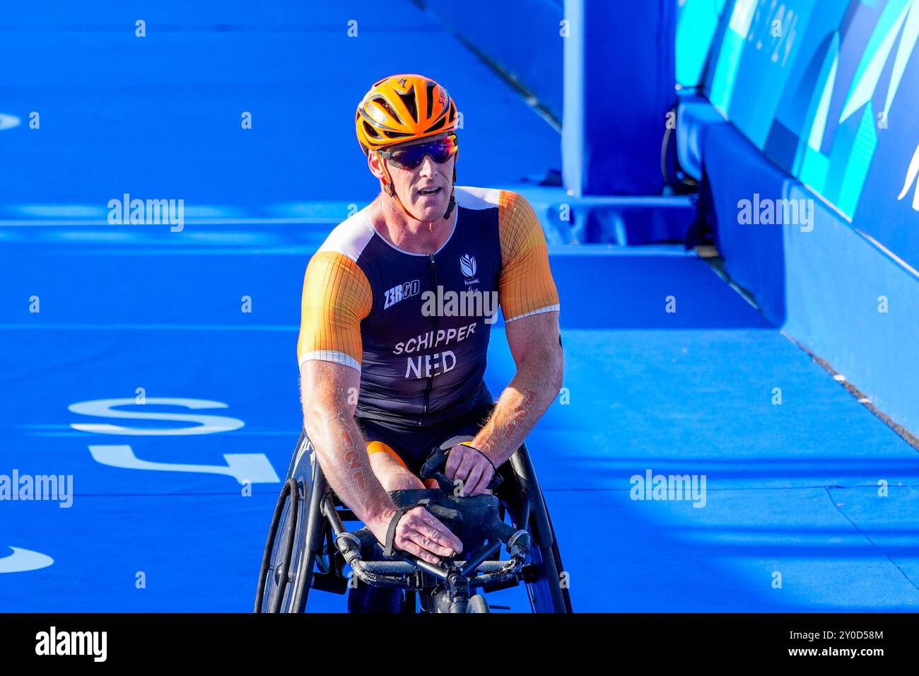 Paris, France. 02 septembre 2024. PARIS, FRANCE - 2 SEPTEMBRE : Geert Schipper, des pays-Bas, en compétition dans le PTWC masculin lors du jour 5 du para Triathlon - Paris 2024 Jeux paralympiques d'été au Pont Alexandre III le 2 septembre 2024 à Paris, France. (Photo de Patrick Goosen/BSR Agency) crédit : BSR Agency/Alamy Live News Banque D'Images