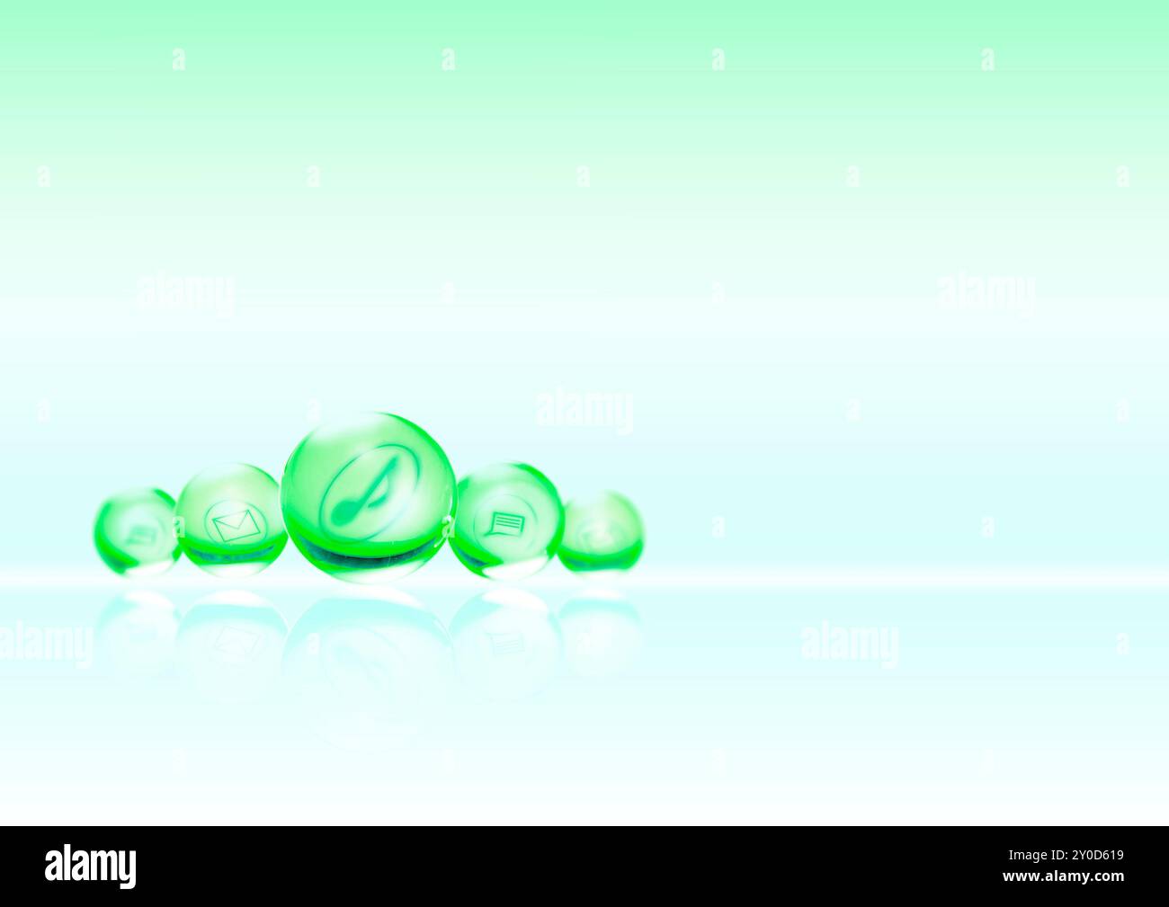 Chacun de note, courrier, PC, et tel est représenté dans cinq sphères vertes Banque D'Images
