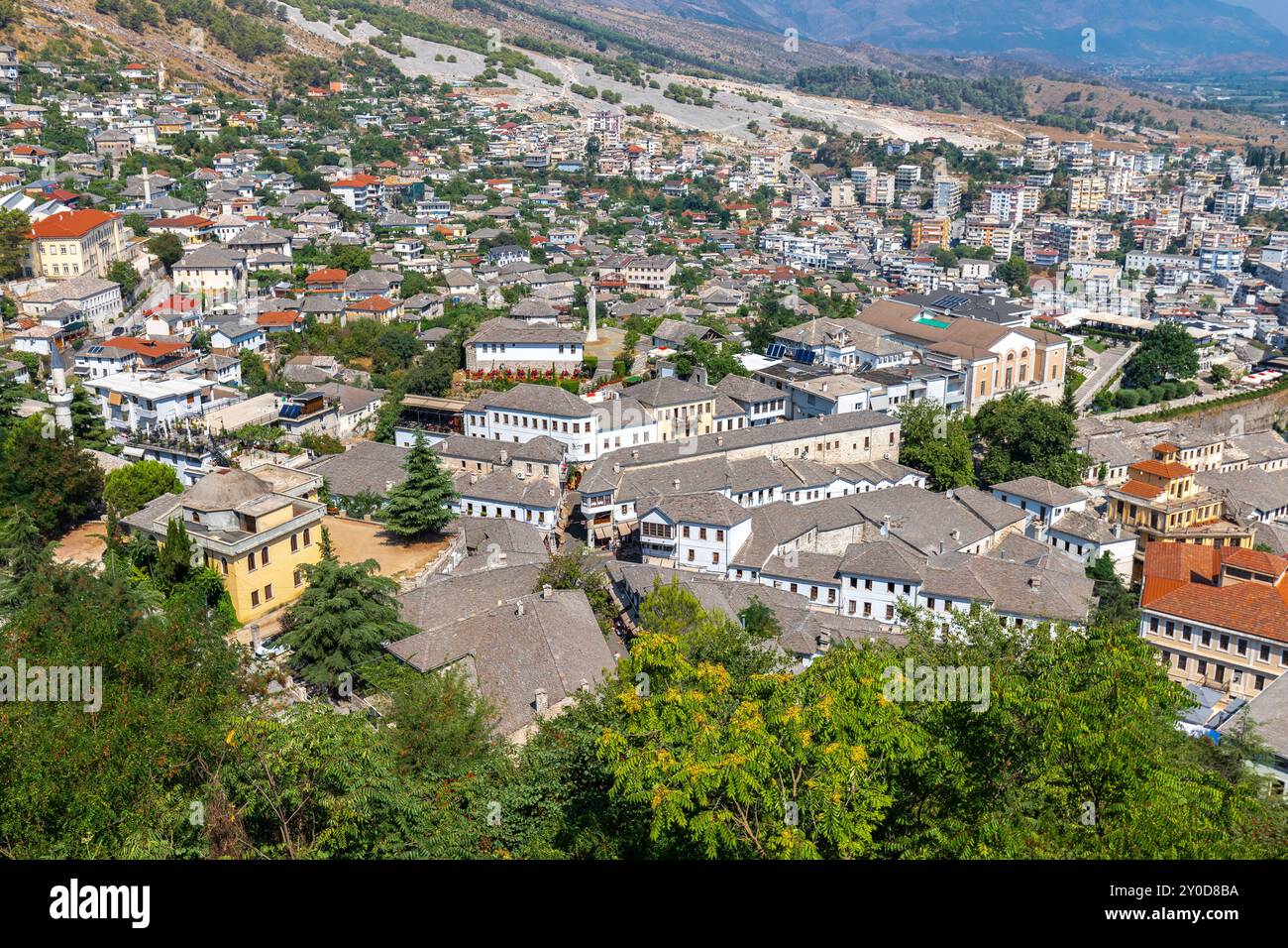 La ville UNESCO Gijrokaster dans le sud de l'Albanie est située dans une vallée entre les montagnes Gjerë et le Drino et la ville est dominée par Gjirokastër Banque D'Images