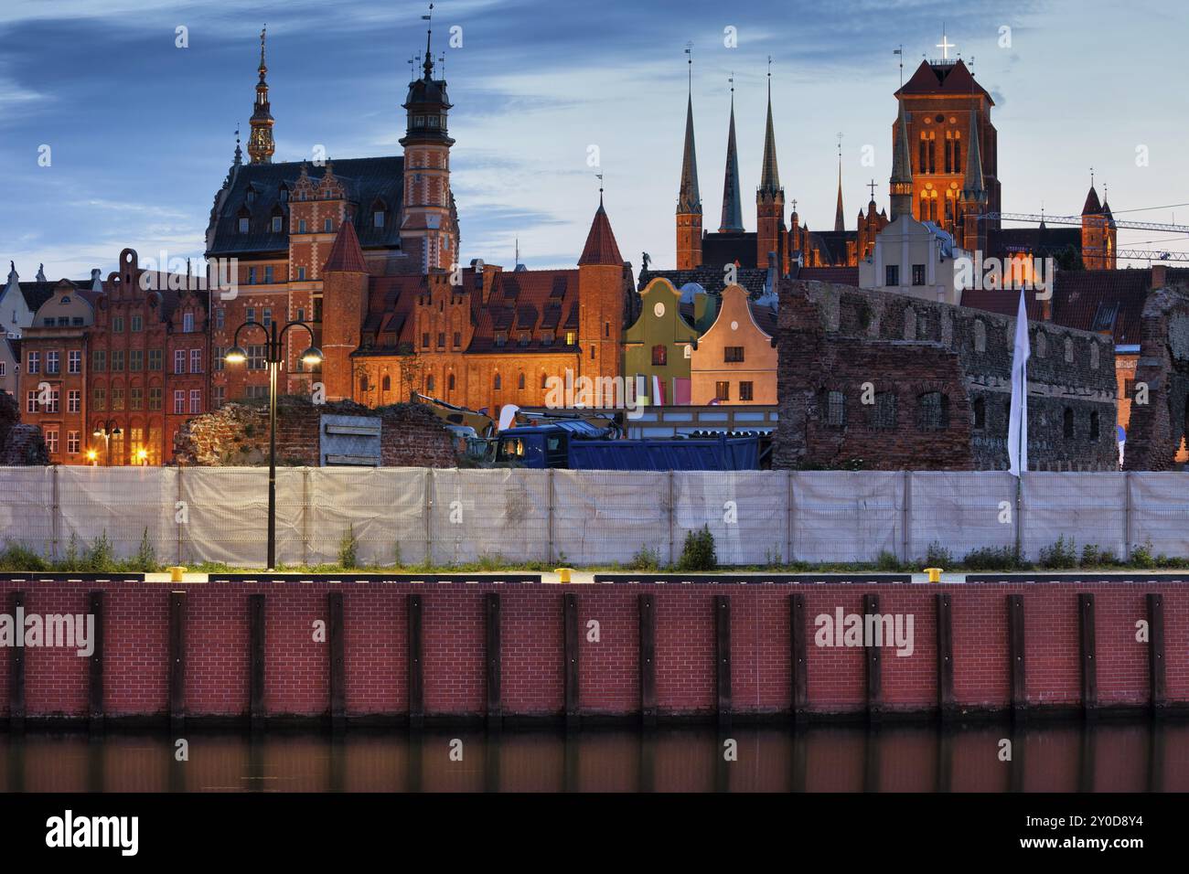 Ville de la vieille ville de Gdansk en Pologne skyline at Dusk, remblai de la rivière Motlawa Banque D'Images