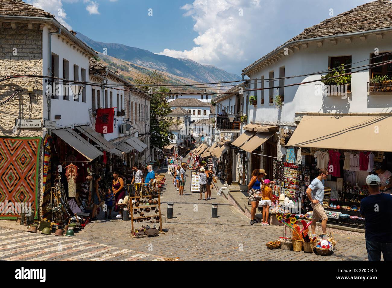 La ville UNESCO Gijrokaster dans le sud de l'Albanie est située dans une vallée entre les montagnes Gjerë et le Drino et la ville est dominée par Gjirokastër Banque D'Images