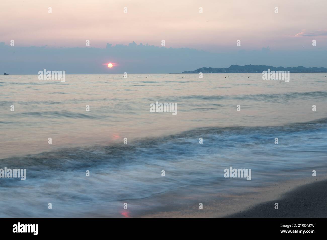 Coucher de soleil à la plage sur la mer Adriatique près de la ville de Dürres en Albanie, qui est une ville portuaire dans l'ouest de l'Albanie, à l'ouest de la capitale, Tirana Banque D'Images