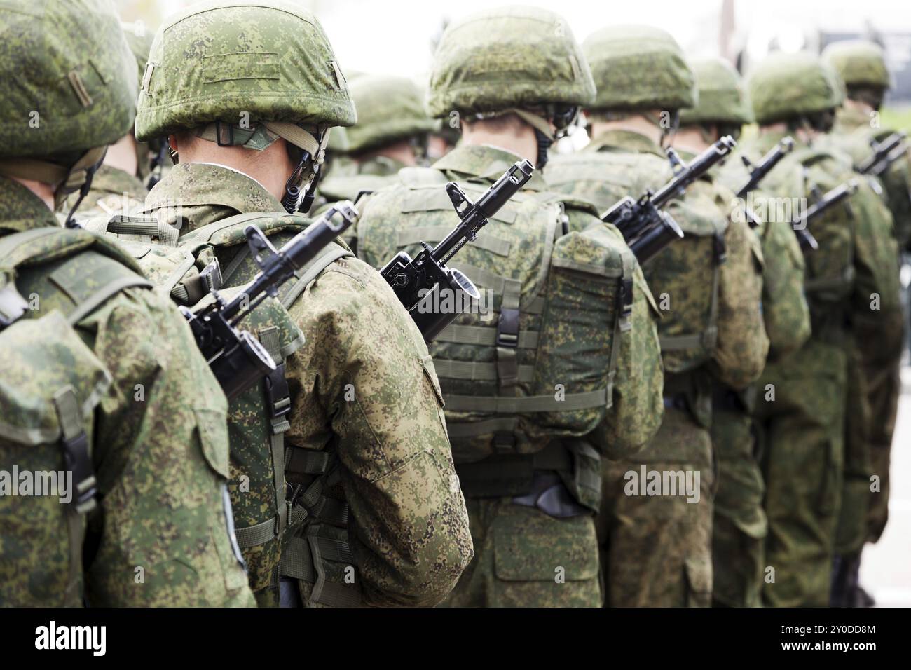 Défilé de l'armée, marche de rangée des soldats en uniforme de la force militaire Banque D'Images