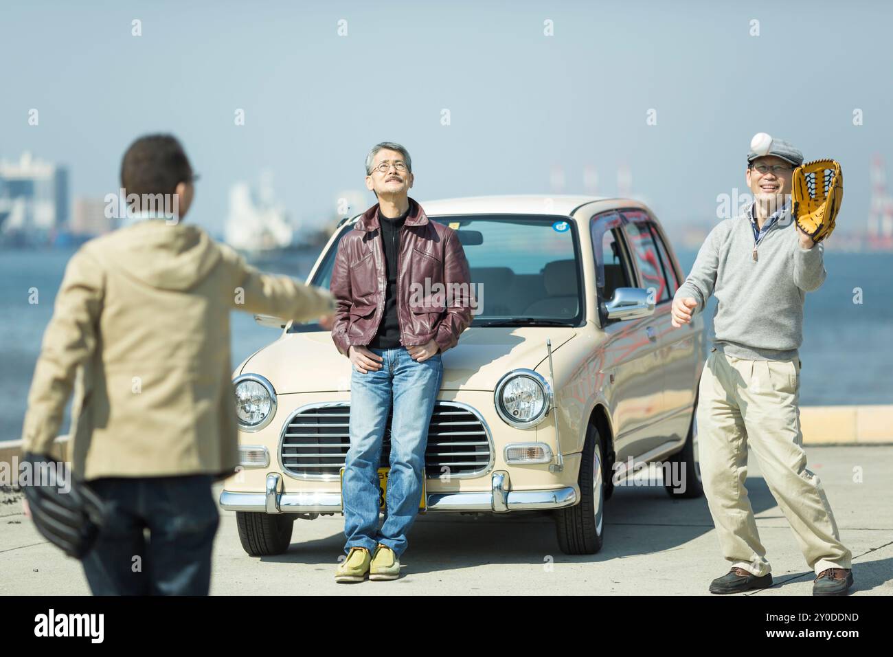 Des hommes âgés jouant à la capture sur le rivage Banque D'Images