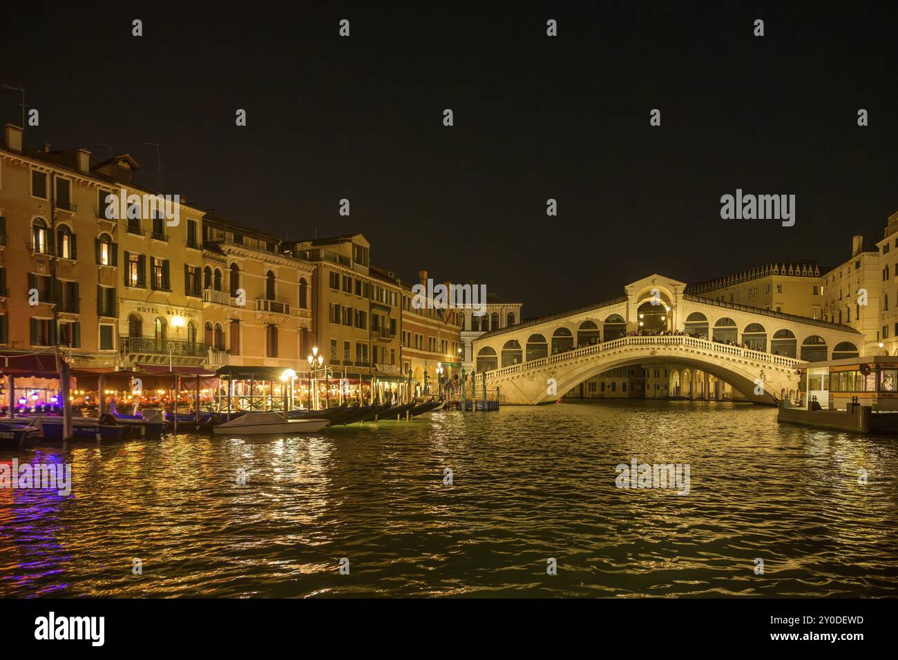 Photo de nuit du pont du Rialto depuis le vaporetto, Venise, ville métropolitaine de Venise, Italie, Europe Banque D'Images