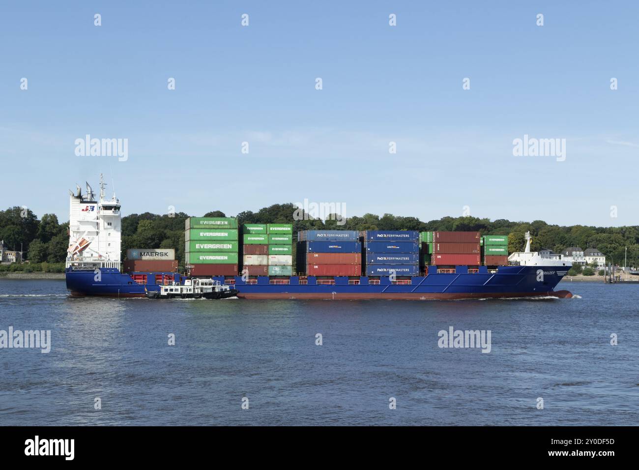 Navire alimentateur Energizer avec bateau pilote sur l'Elbe entrant dans le port de Hambourg, Allemagne, Europe Banque D'Images