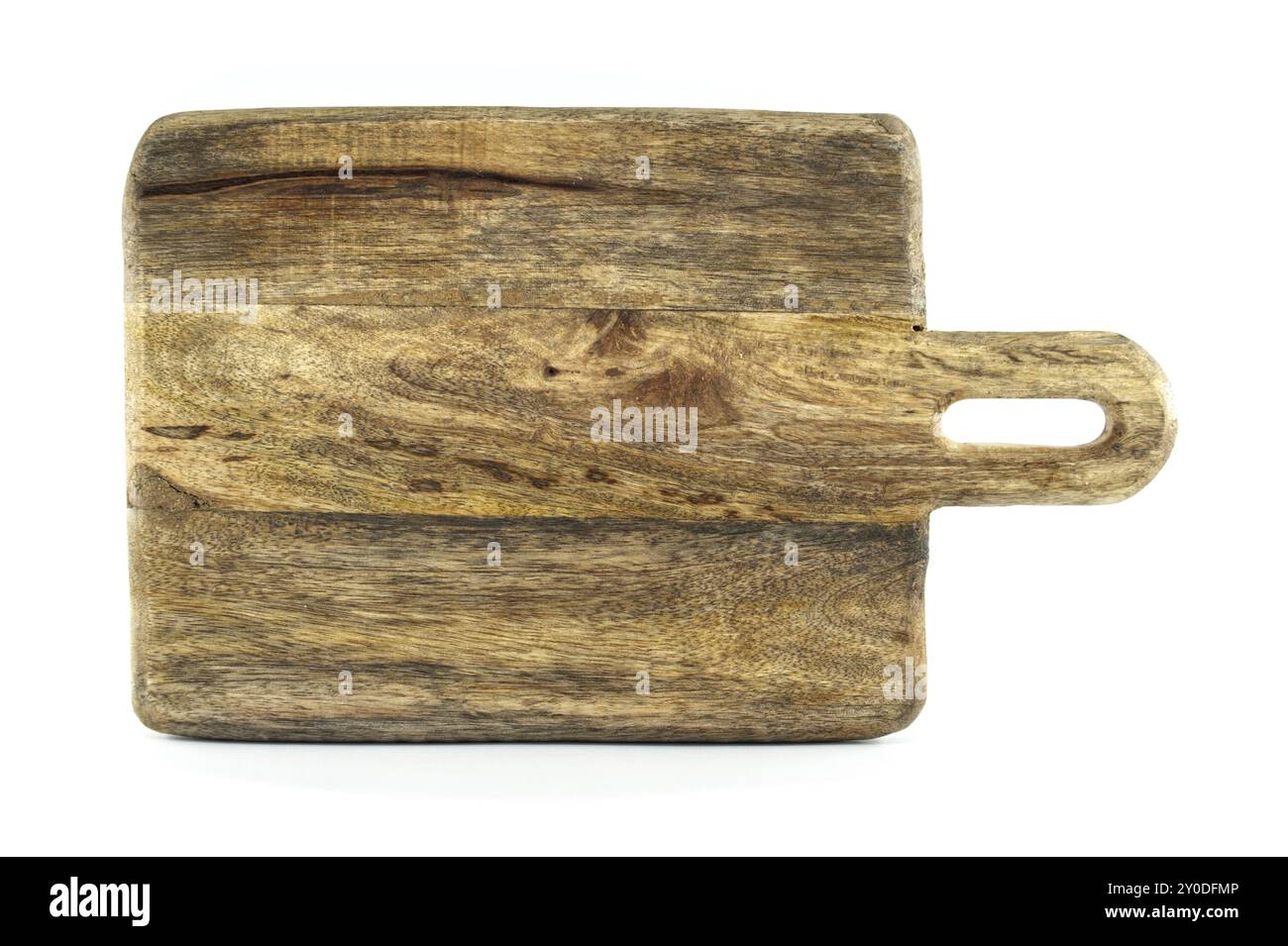 Planche à découper en bois avec un manche, fabriqué à partir de vieux bois épais, et porte un aspect rustique et vintage caractérisé par des fissures, des rayures, isolé sur Banque D'Images