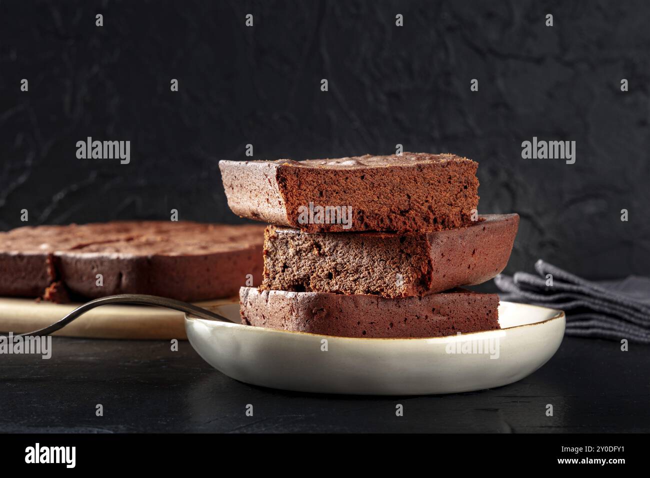 Brownie au chocolat, simple gâteau au café, une vue latérale sur fond noir avec une place pour le texte, photographie culinaire Banque D'Images