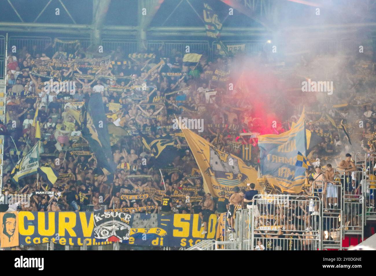 Frosinone, Italie, 1er septembre 2024, fans de Juve Stabia dans la section extérieure du stade Benito Stirpe lors du match entre Frosinone et Juve Stabia, Francesco Paris/Alamy Live News Banque D'Images