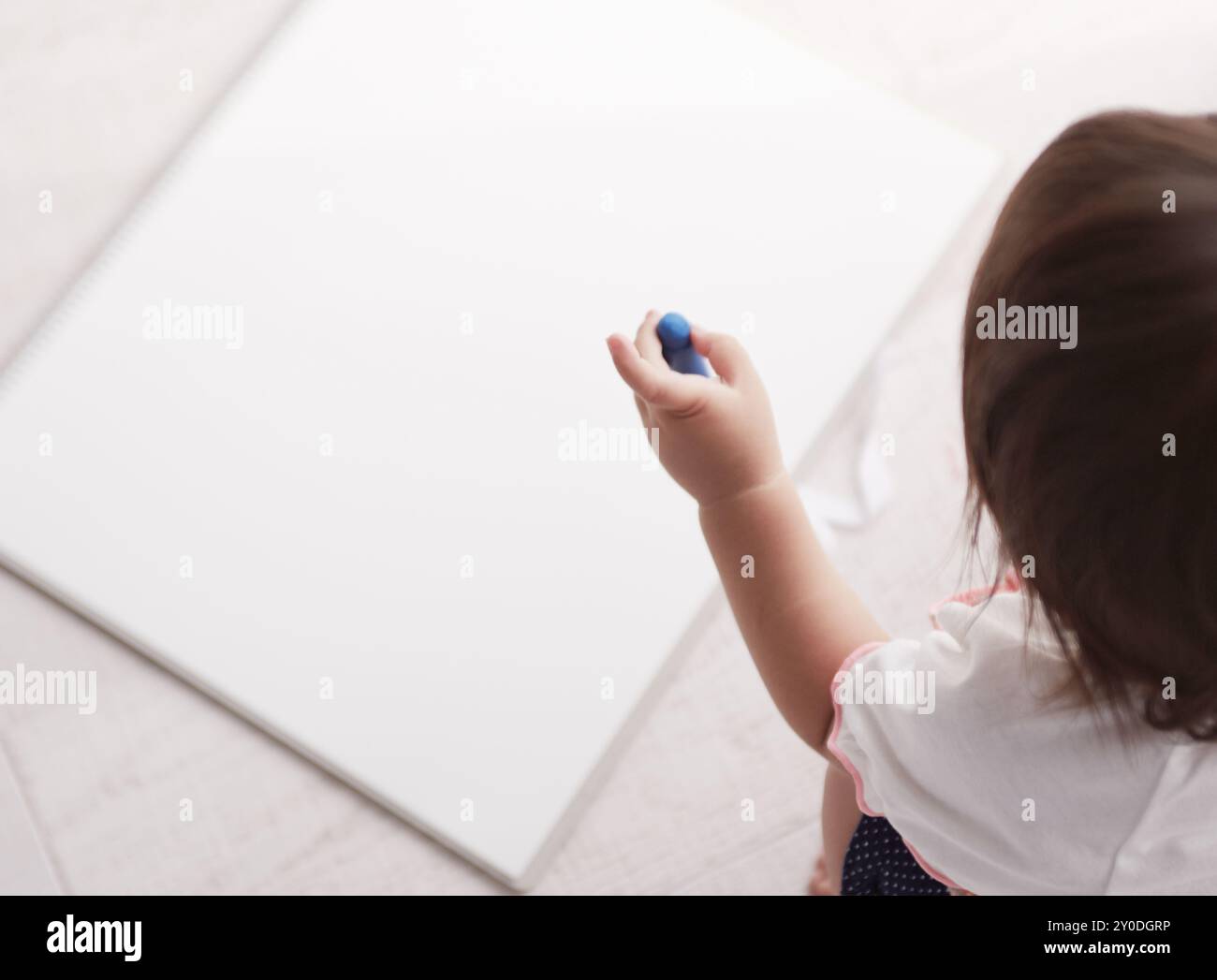 Bébé dessinant sur un carnet de croquis Banque D'Images