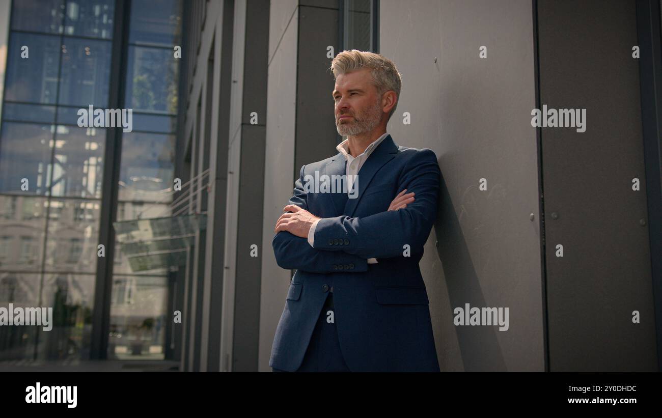 Souriant vieil homme caucasien senior mature retraité homme d'affaires homme d'affaires d'âge moyen entrepreneur d'affaires bon heureux d'accord recommander de montrer le pouce Banque D'Images