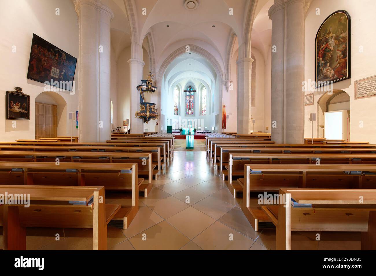 Eisenstadt, Burgenland, Autriche. Cathédrale catholique romaine de Saint Martin. Nef centrale, vue sur le chœur Banque D'Images