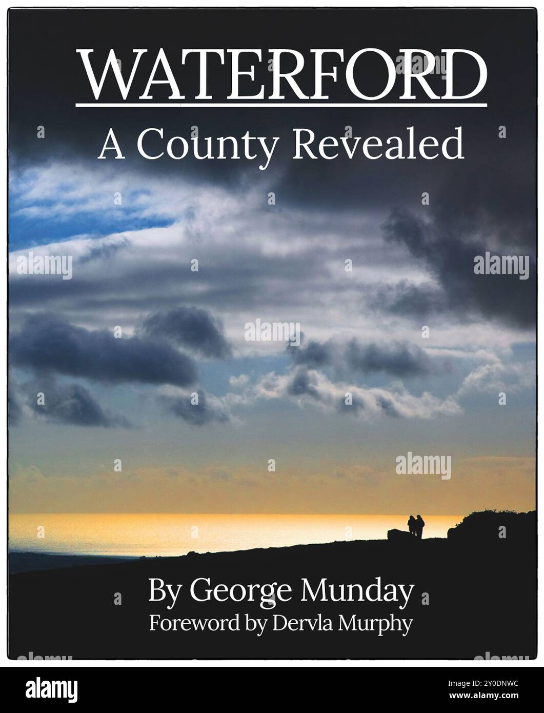 La couverture du livre de 'Waterford, A County Revealed'. Auto-édité en 2016, il a été écrit et photographié par George Munday, photographe d'Alamy. Banque D'Images