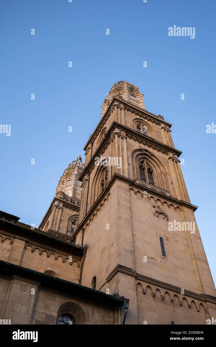 Tours de l'église Grossmunster à Zurich ville Suisse. Vue basse, grand angle, journée d'été ensoleillée, pas de gens. Banque D'Images