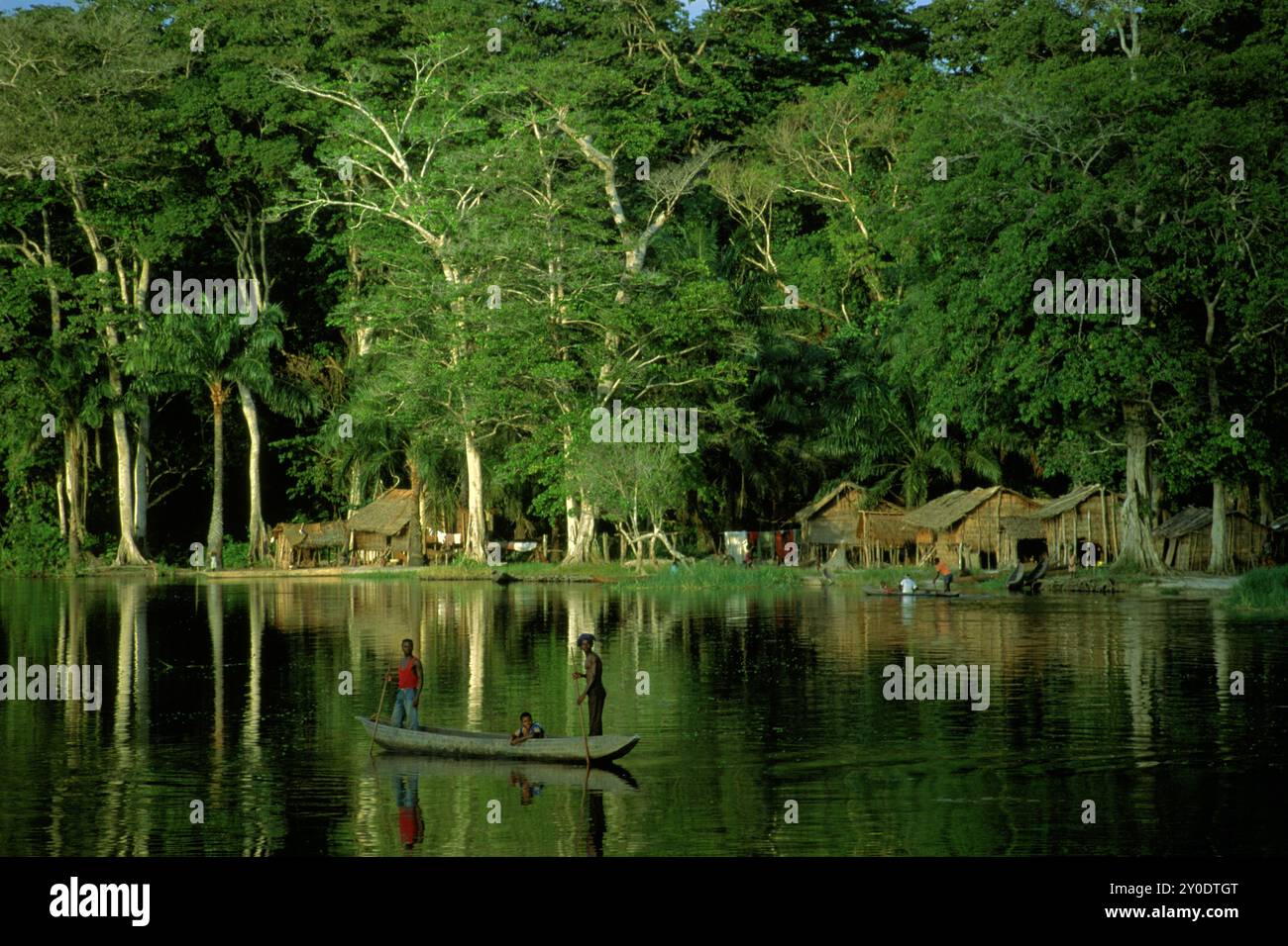 Un canoë sur le fleuve Congo Banque D'Images