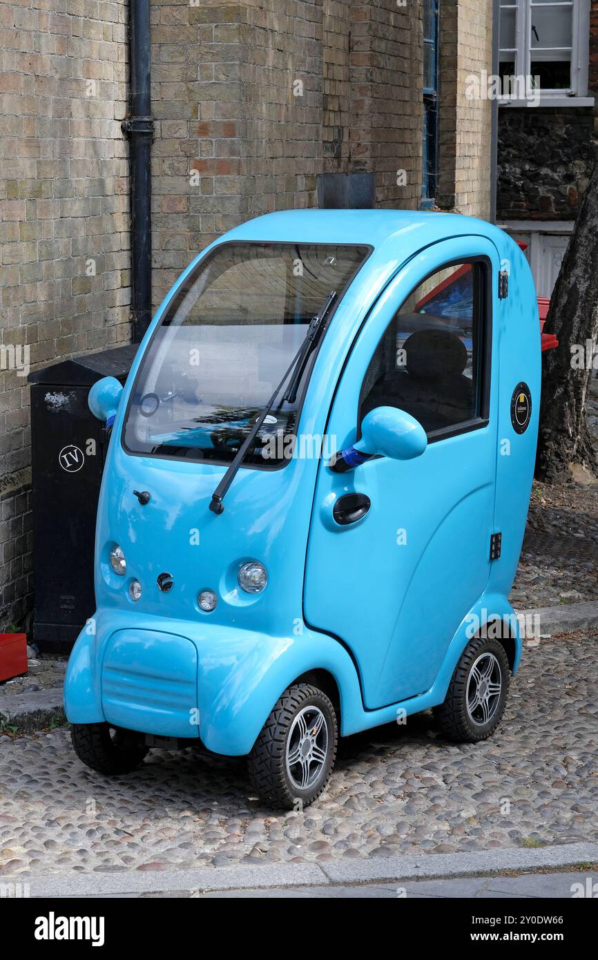 voiture de cabine scooterpac, scooter ev mobilité garé sur la rue, norwich, norfolk, angleterre Banque D'Images
