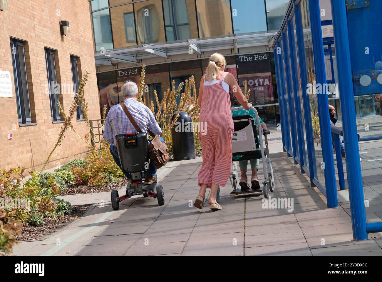 utilisateurs de scooters de mobilité et de fauteuils roulants à l'extérieur de l'hôpital norfolk et norwich, bâtiment est pour patients externes, angleterre Banque D'Images