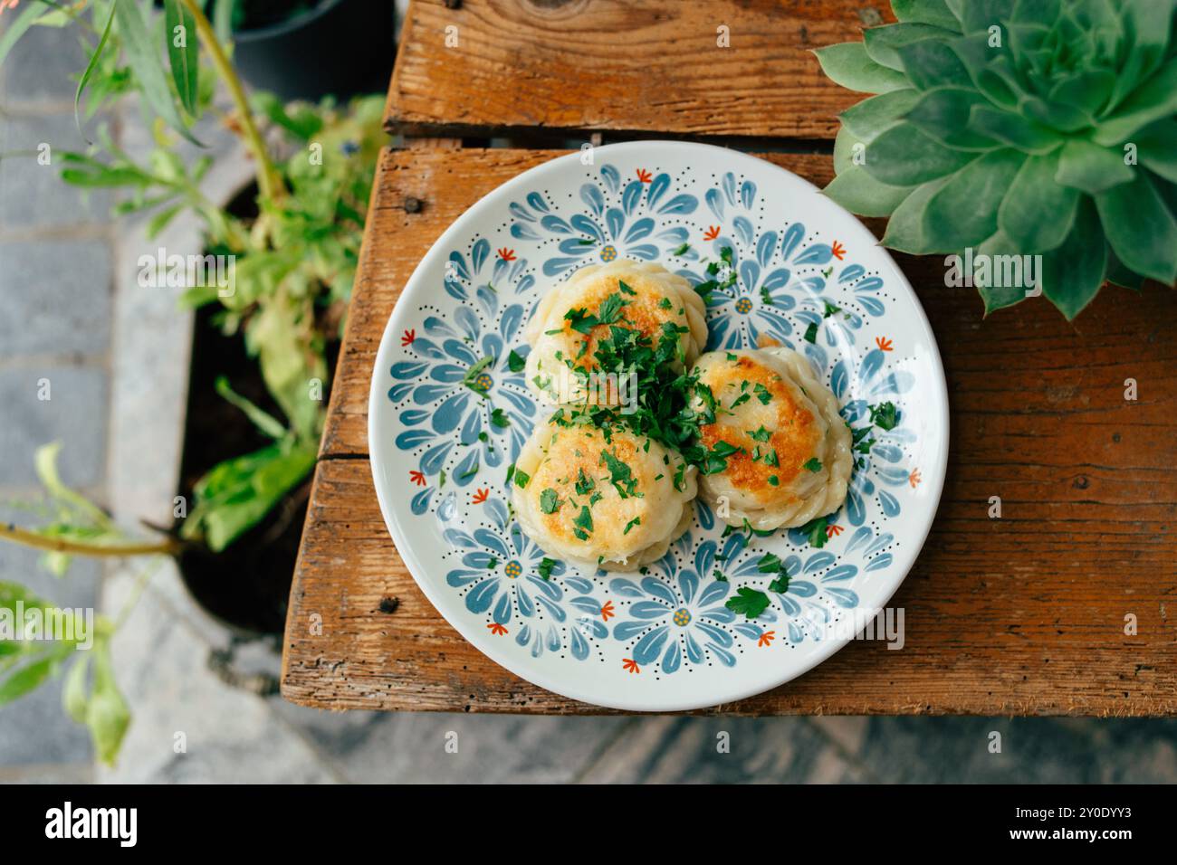 Délicieuses boulettes maison garnies d'herbes fraîches sur un Banque D'Images