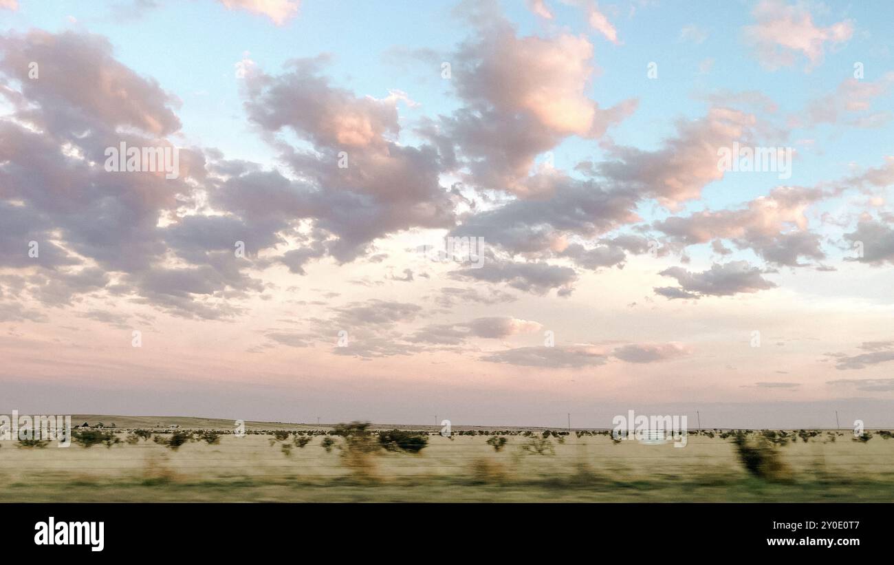 Coucher de soleil étendu sur un paysage paisible des Prairies Banque D'Images