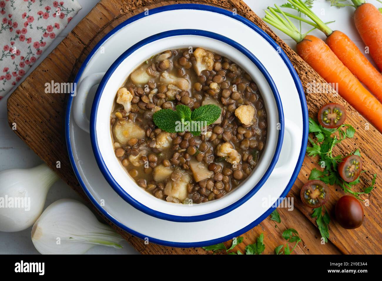 Ragoût de lentilles avec pommes de terre, tapa espagnole traditionnelle. Table vue sur le dessus avec décorations. Banque D'Images