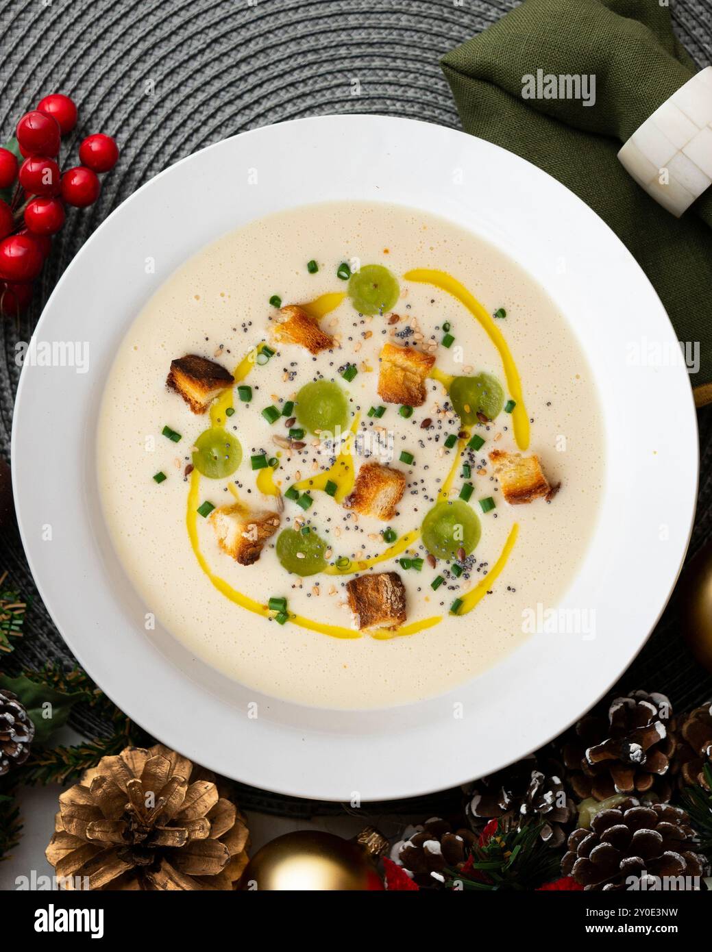 Soupe froide tapa espagnole d'ajoblanco avec raisins. Table vue sur le dessus avec décoration de Noël. Banque D'Images