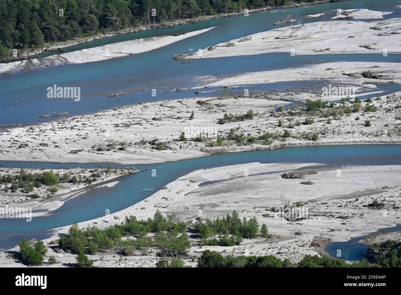 Vue sur les rives de sable et les canaux de la Durance près de Ganagobie Alpes-de-haute-Provence Provence France Banque D'Images