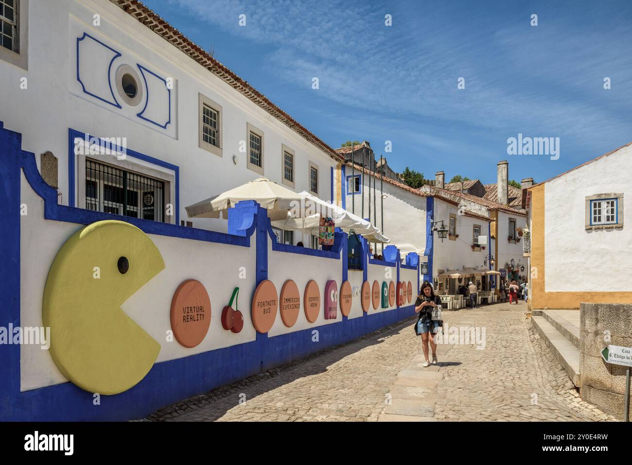 Façade avec PAC-Man à Óbidos, une ville portugaise fortifiée, une destination touristique dans la région de Lisbonne. Ville charmante et attrayante au Portugal. Europe Banque D'Images