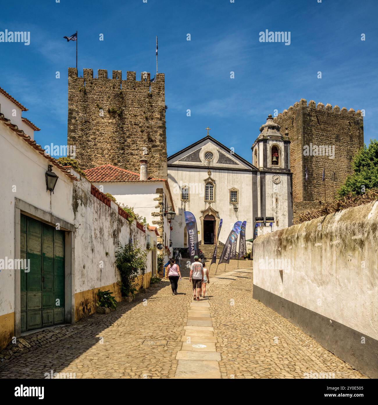 Livraria Santiago à côté du château dans la ville fortifiée portugaise d'Obidos, une destination touristique. Charmante et attrayante ville au Portugal, Europe. Banque D'Images