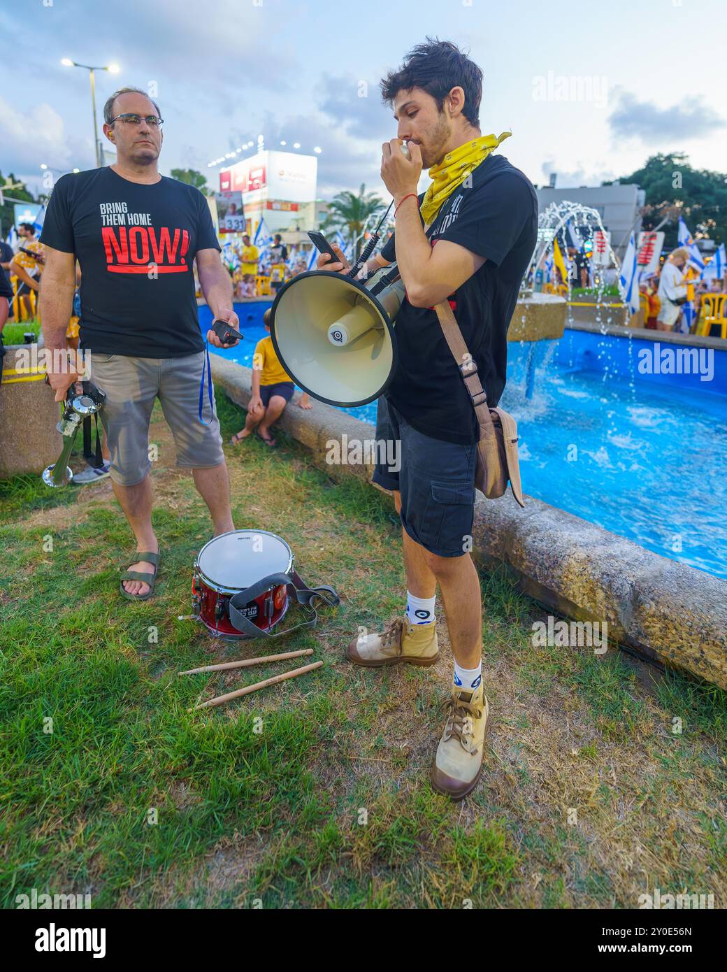 Haïfa, Israël - 01 septembre 2024 : L'ami de l'otage mort Hersh Goldberg-Polin parle à la foule, dans une soirée de rassemblement d'indignation, appelant à un Banque D'Images