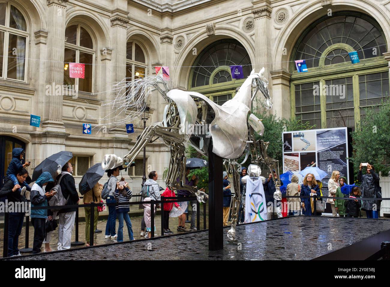 Zeus le cheval métallique. Zeus a galopé le long de la Seine lors de la cérémonie d’ouverture des Jeux Olympiques à Paris. Jeux olympiques d'été de Paris 2024 Banque D'Images