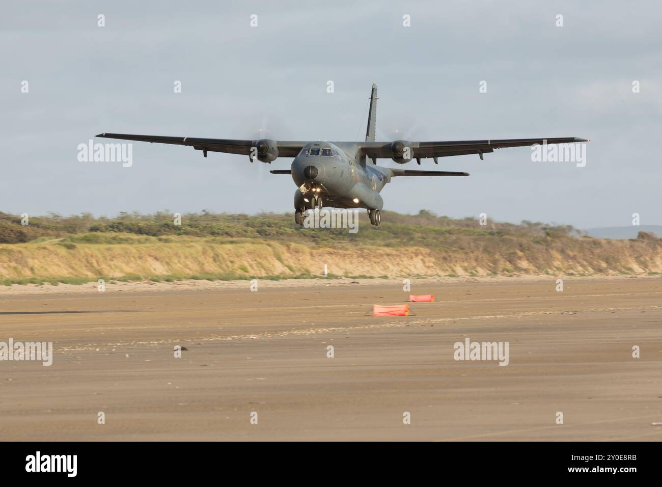 French CASA CN-235-300 débarquant sur Pembrey Sands Banque D'Images