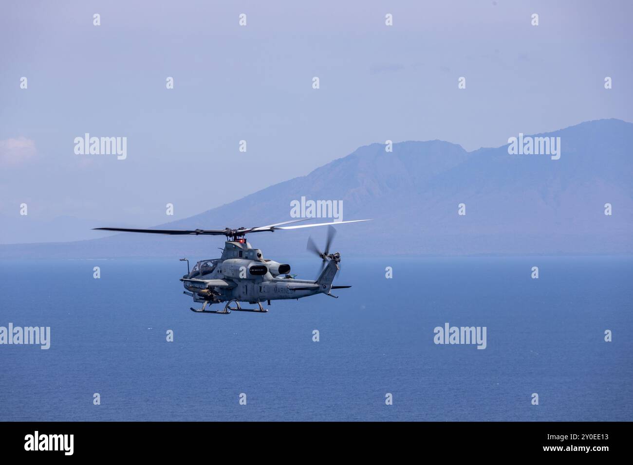 Un hélicoptère Viper AH-1Z du corps des Marines des États-Unis affecté au Marine Medium Tiltrotor Squadron 262 (rein.), 31st Marine Expeditionary Unit, mène une Banque D'Images