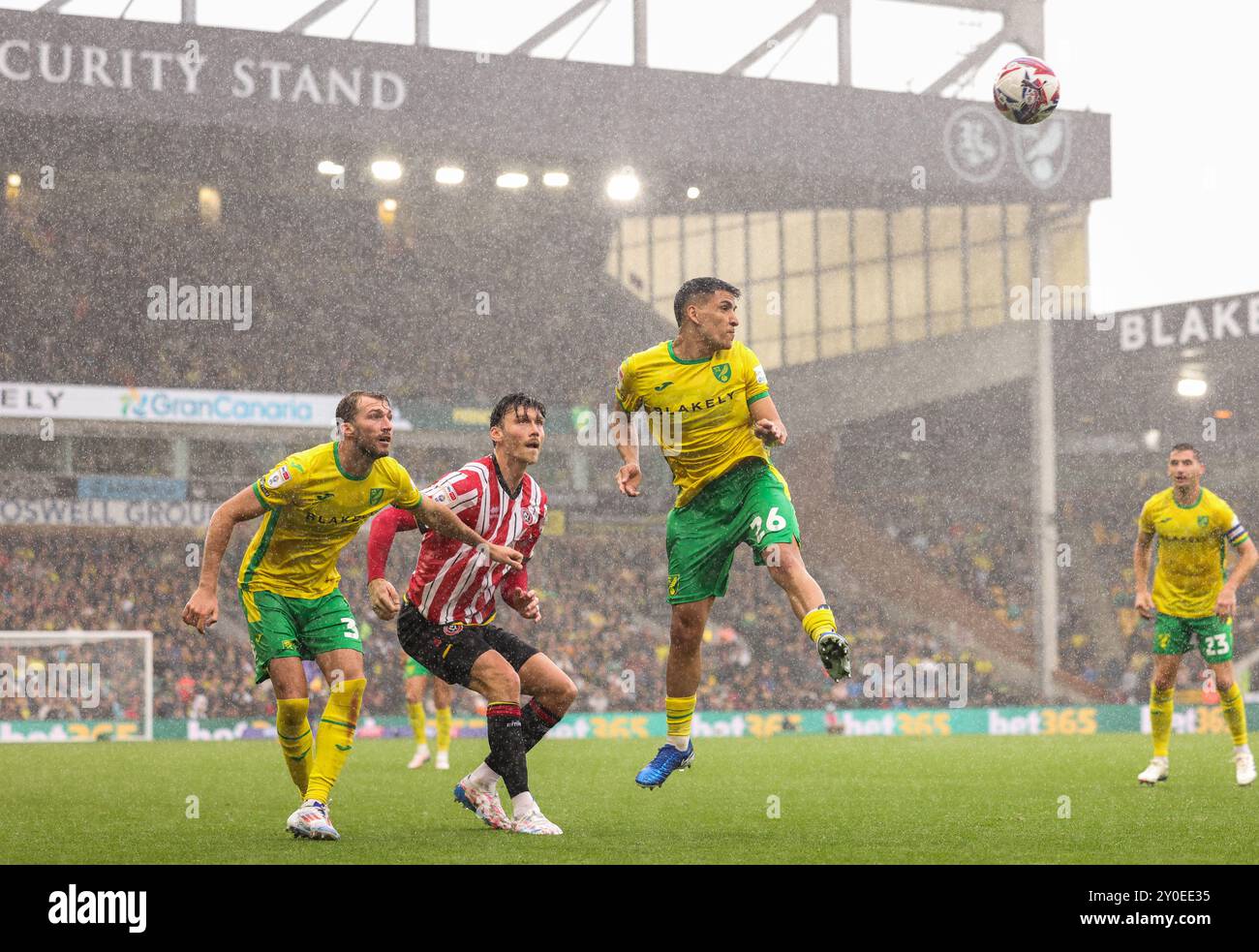 Marcelino Nunez de Norwich City remportant un header- Norwich City v Sheffield United, Sky Bet Championship, Carrow Road, Norwich, Royaume-Uni - 24 août 2024 usage éditorial uniquement - des restrictions DataCo s'appliquent Banque D'Images