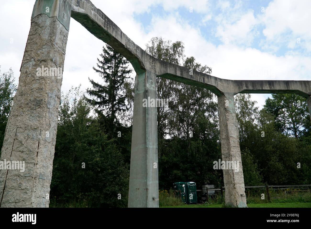 Ludwikowice Klodzkie, Pologne - 10 août 2024 - structure en béton appelée 'Mucholapka' (attrape-mouches) construite par l'Allemagne nazie pendant la seconde Guerre mondiale Banque D'Images