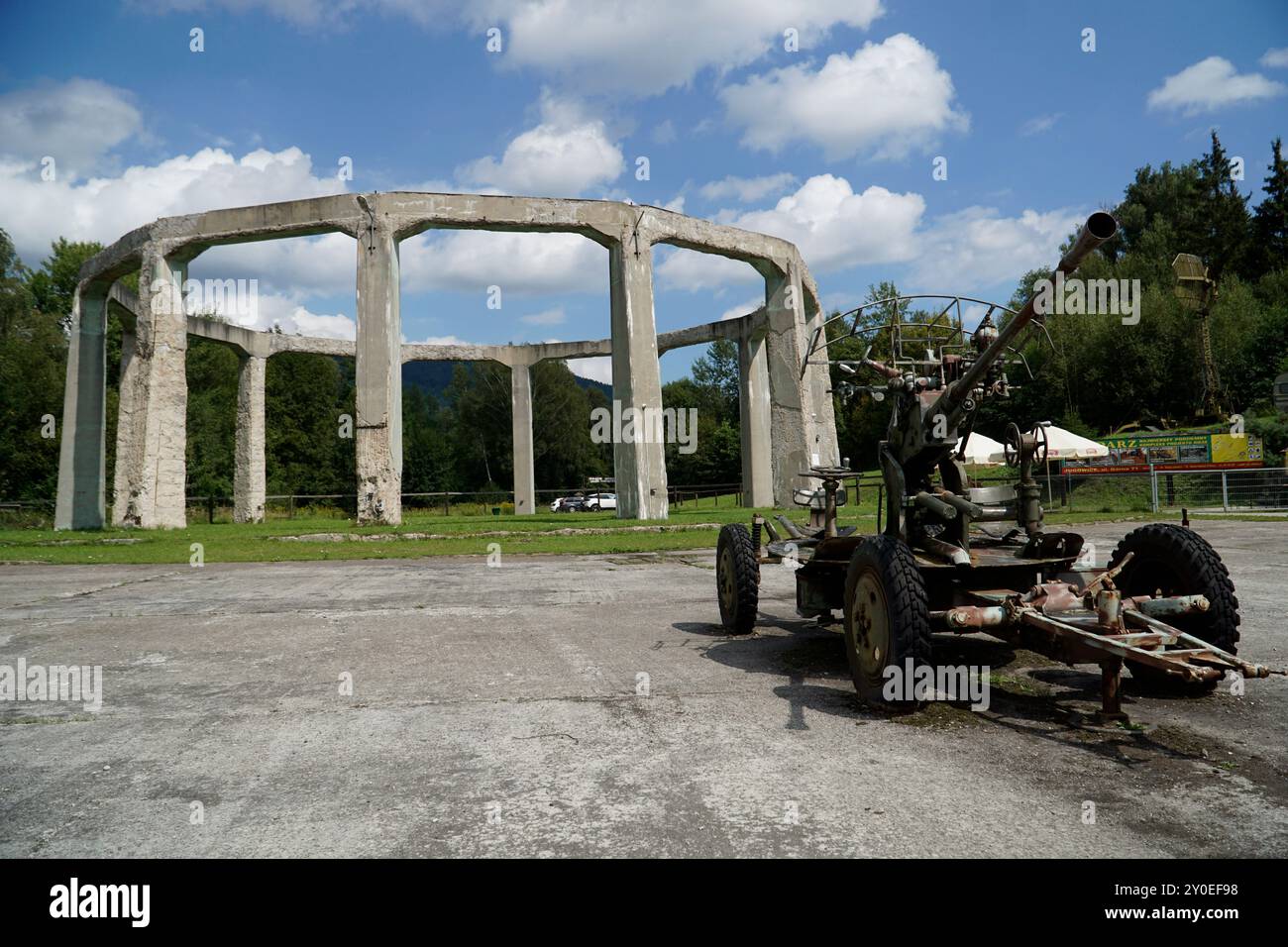 Ludwikowice Klodzkie, Pologne - 10 août 2024 - structure en béton appelée 'Mucholapka' (attrape-mouches) construite par l'Allemagne nazie pendant la seconde Guerre mondiale Banque D'Images