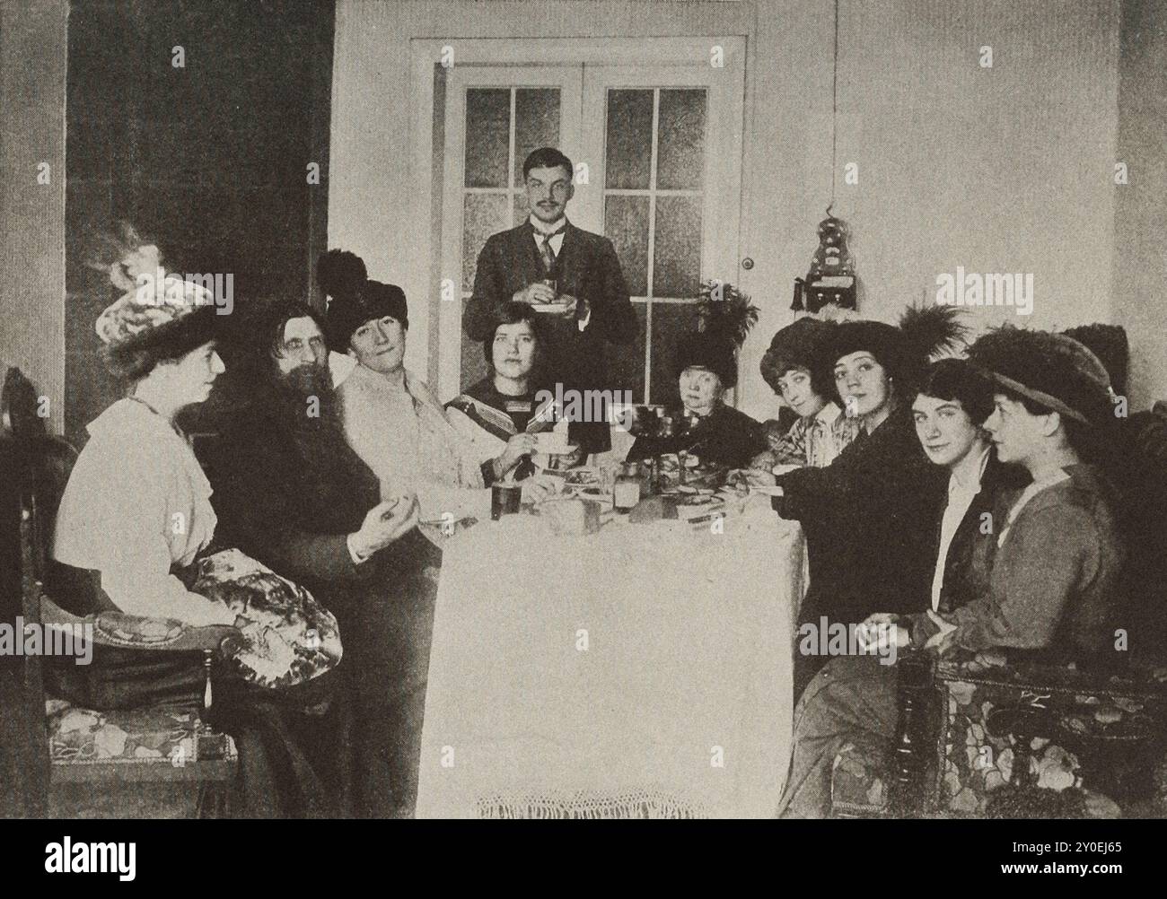 Raspoutine et sa « cour ». Empire russe. Années 1900 Grigori Iefimovitch Raspoutine (1869-1916) était un mystique russe et guérisseur de foi. Il est surtout connu pour s'être lié d'amitié avec la famille impériale de Nicolas II, le dernier empereur de Russie, grâce auquel il a acquis une influence considérable dans les dernières années de l'Empire russe. Banque D'Images