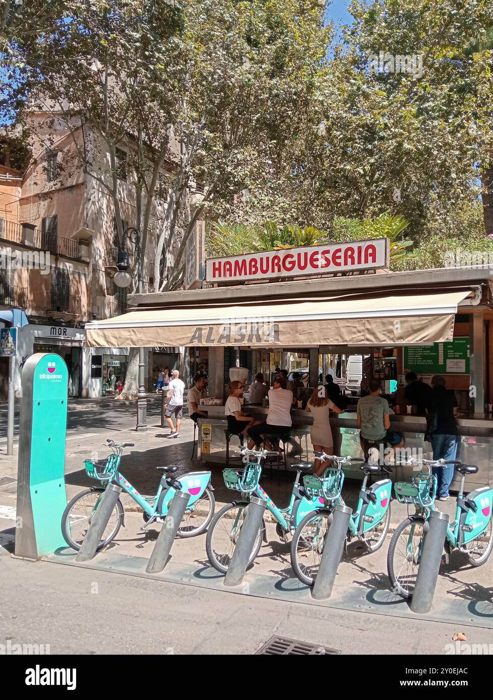 Palma de Majorque, Espagne ; 09 août 2024 : vue générale du célèbre bar urbain à bière et hamburger Alaska, dans le centre historique de Palma de Majorque, on Banque D'Images