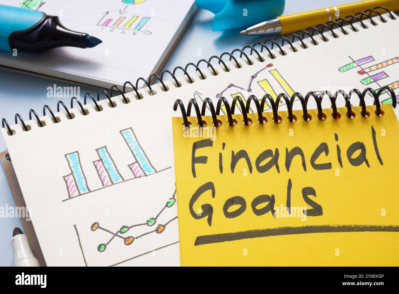 Cahier avec objectifs financiers sur une table. Planification des finances personnelles. Banque D'Images