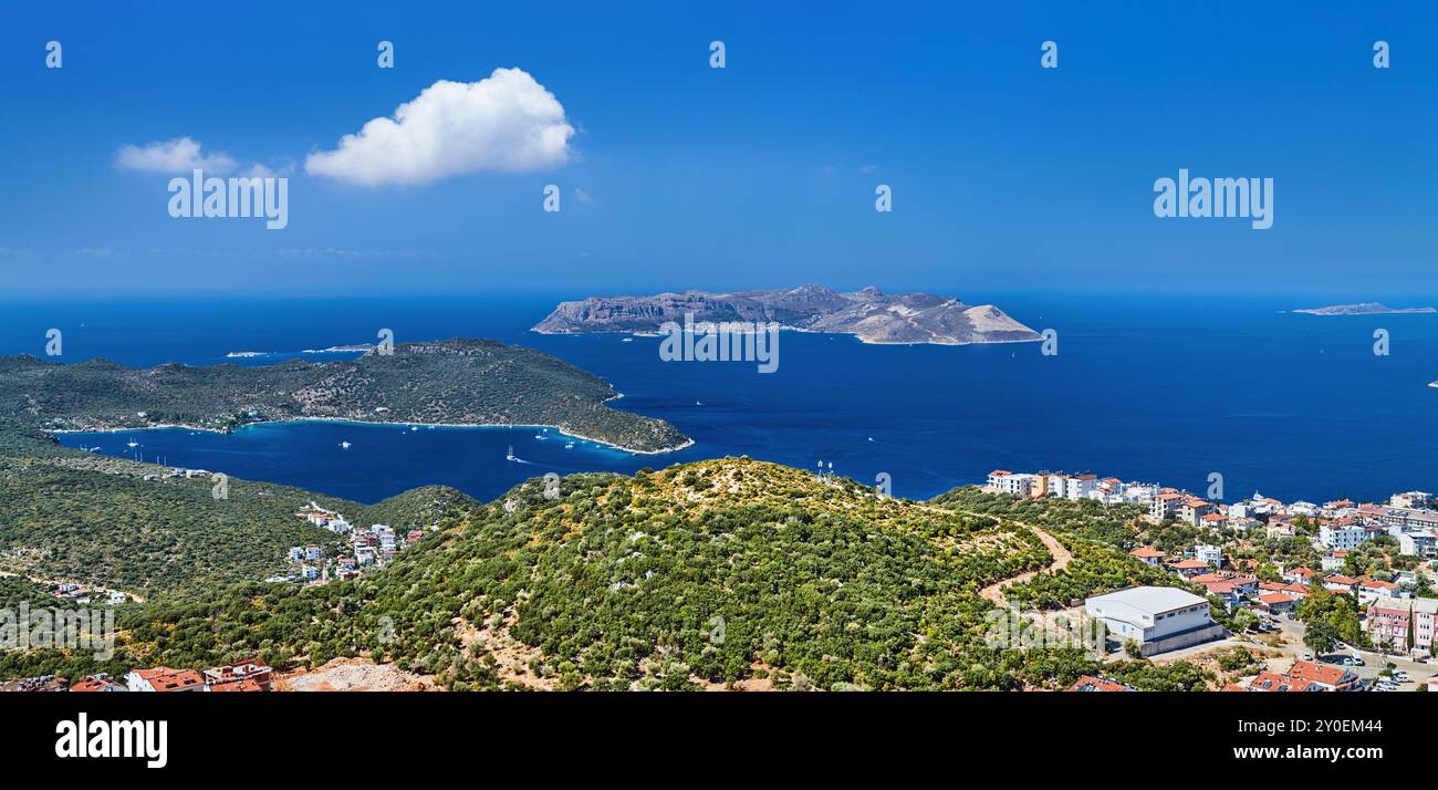 Vue panoramique sur la côte méditerranéenne de la Turquie, la ville de Kas et l'île grecque de Kastellorizo à distance Banque D'Images