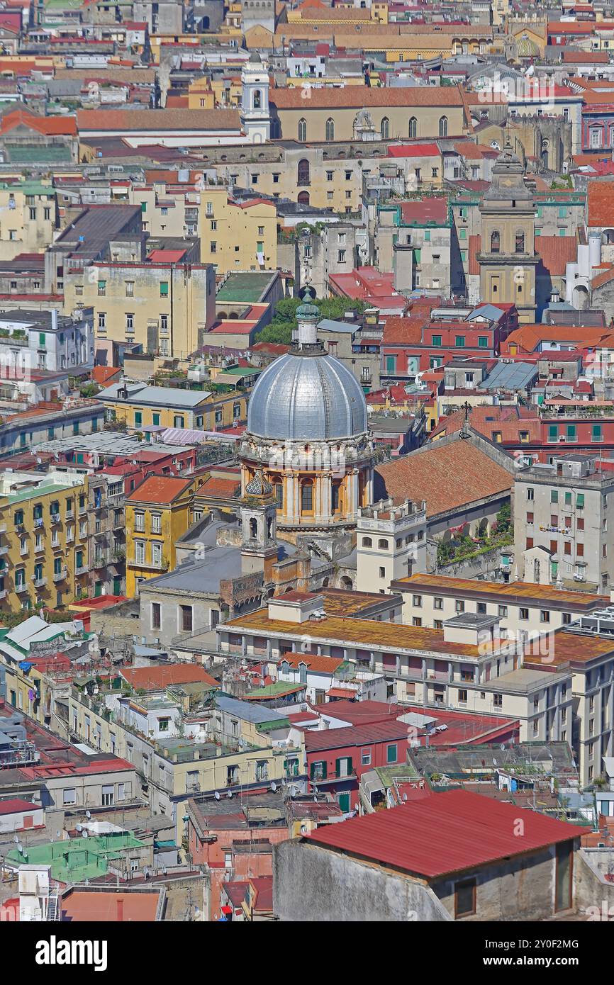 Naples, Italie - 21 juin 2014 : Basilica dello Spirito Santo dans le centre-ville vue depuis le point pittoresque de la colline San Martino au jour d'été ensoleillé. Banque D'Images