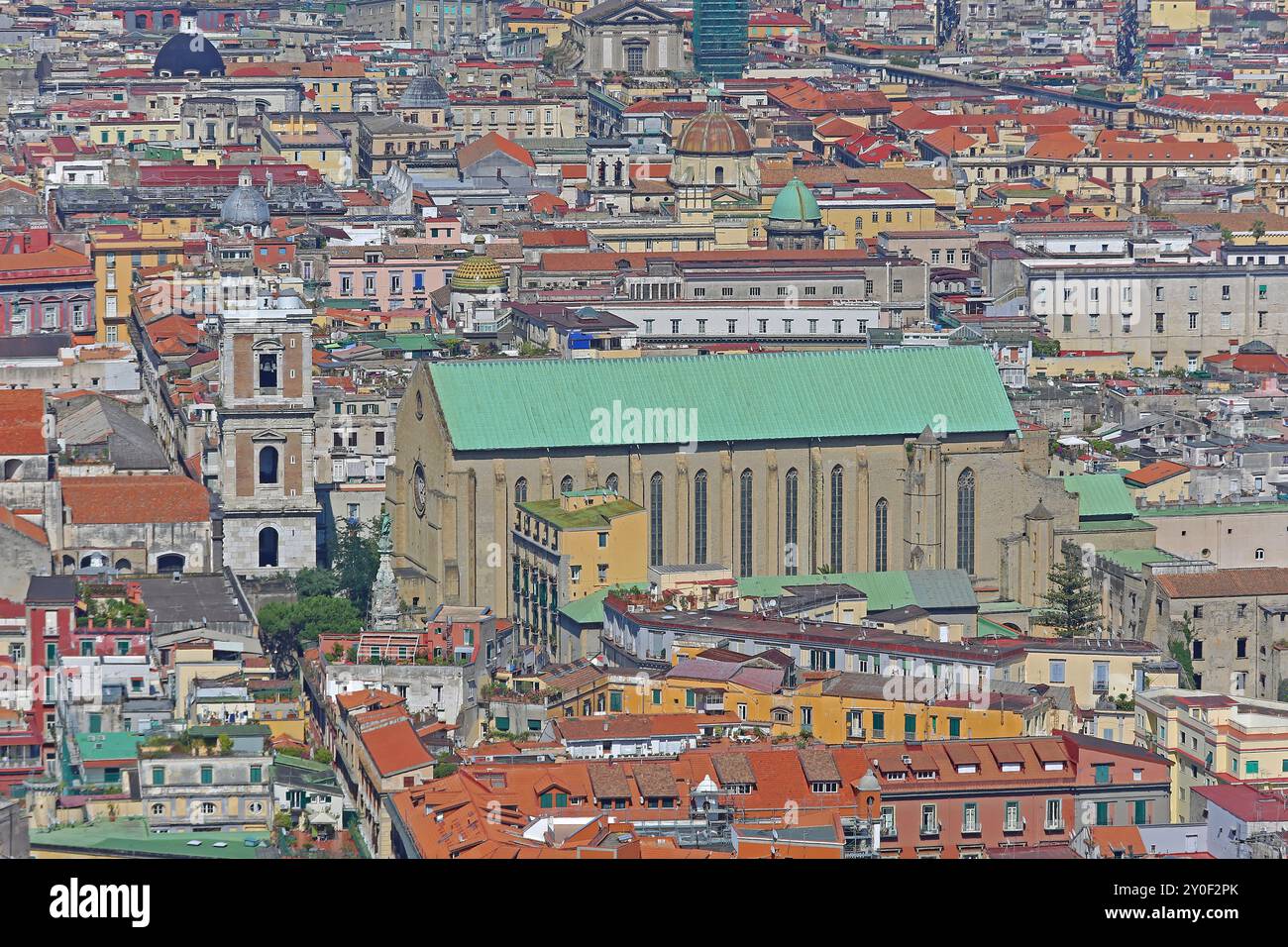 Naples, Italie - 21 juin 2014 : Grande église Clares vue depuis le point pittoresque Belvedere San Martino Hill au Sunny Summer Day. Banque D'Images