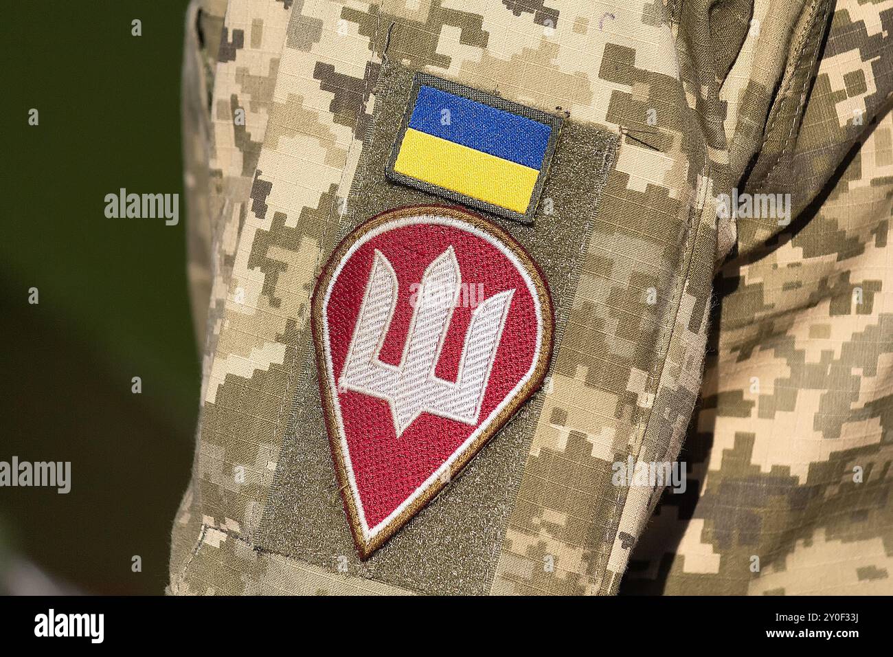 Blason et drapeau sur les chevrons d'un soldat ukrainien gros plan Banque D'Images