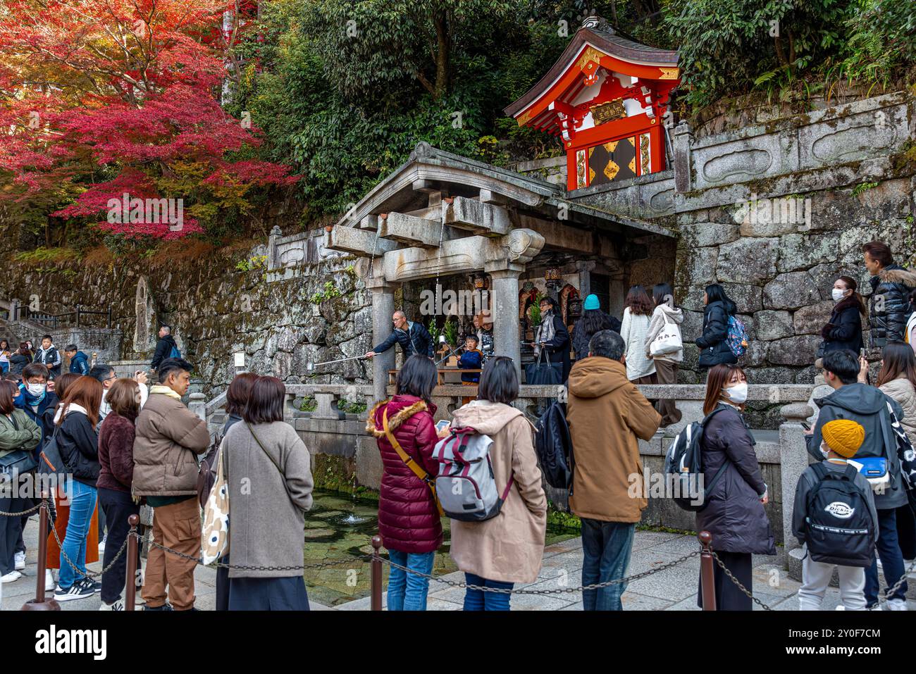 Touristes visitant le temple kiyomizu-dera à kyoto pendant l'automne, Japon Banque D'Images