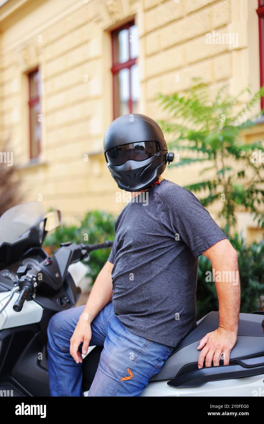 Biker dans un casque et un équipement de protection en cuir se trouve sur une moto, une moto sportive rapide Banque D'Images