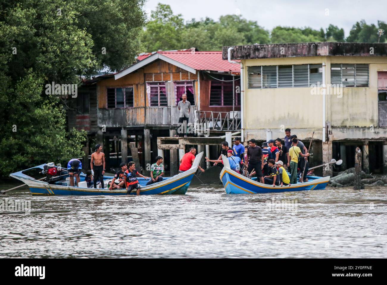 Les communautés locales observent la formation des équipes de bateaux-dragons pour le festival de l'eau de Kuala Perlis. Kuala Perlis Water Festival aura lieu du 13 au 15 septembre de cette année. C'est l'une des attractions touristiques en Malaisie, avec l'événement principal étant une course de bateaux-dragons. Kuala Perlis est une banlieue de Kangar, située dans le nord-ouest de la Malaisie péninsulaire près de la frontière avec la Thaïlande. Habituellement, ils célèbrent le festival chaque année, mais depuis la pandémie de COVID-19, les événements ont été retardés jusqu’à cette année. (Photo Faris Hadziq / SOPA images/SIPA USA) Banque D'Images