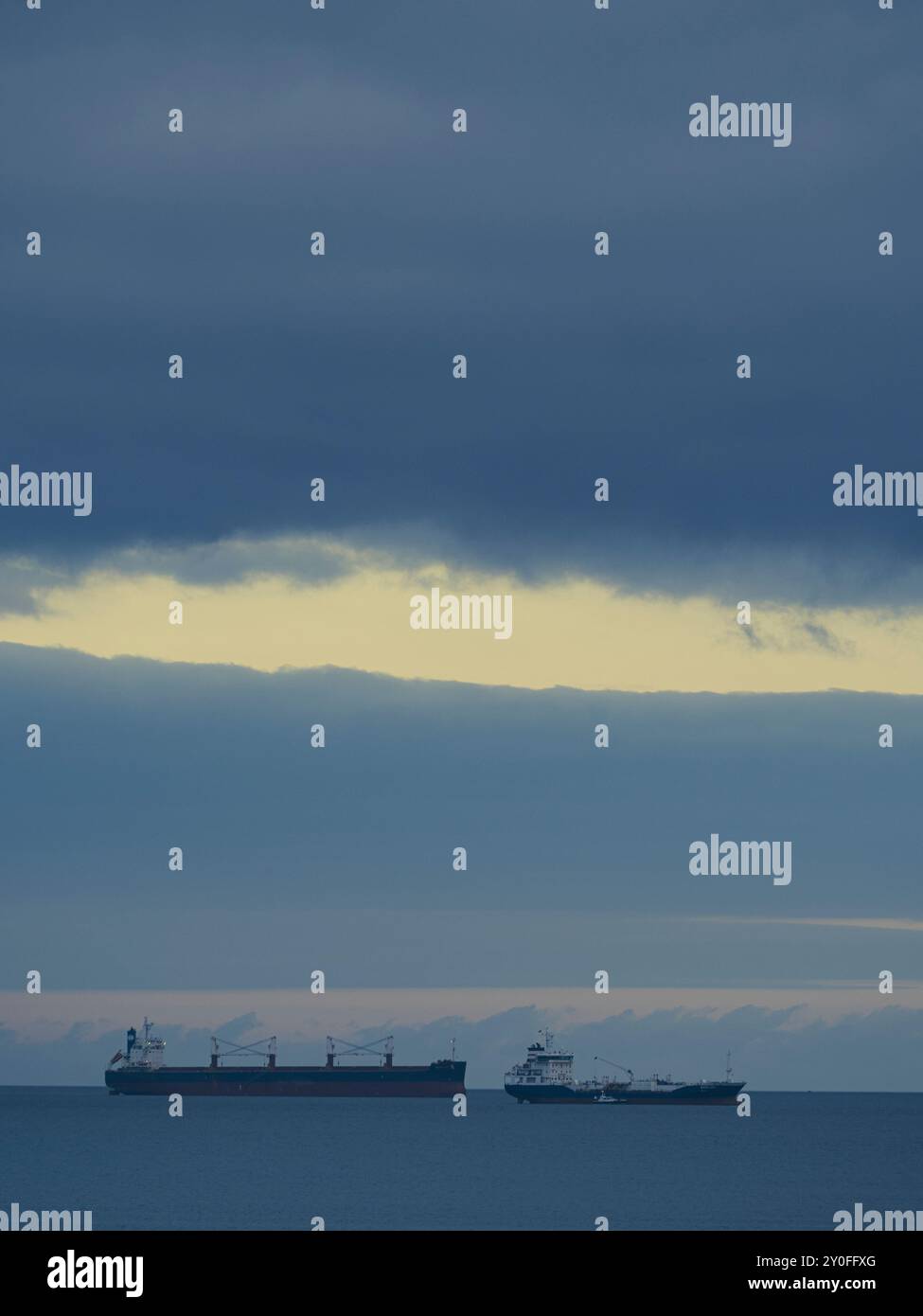 Crépuscule, Belfriend (norvégien) Bulk Carrier, et Mainland (Malter) Chemical / Oil Products Tanker, Falmouth, Cornwall, Angleterre, Royaume-Uni, GB. Banque D'Images