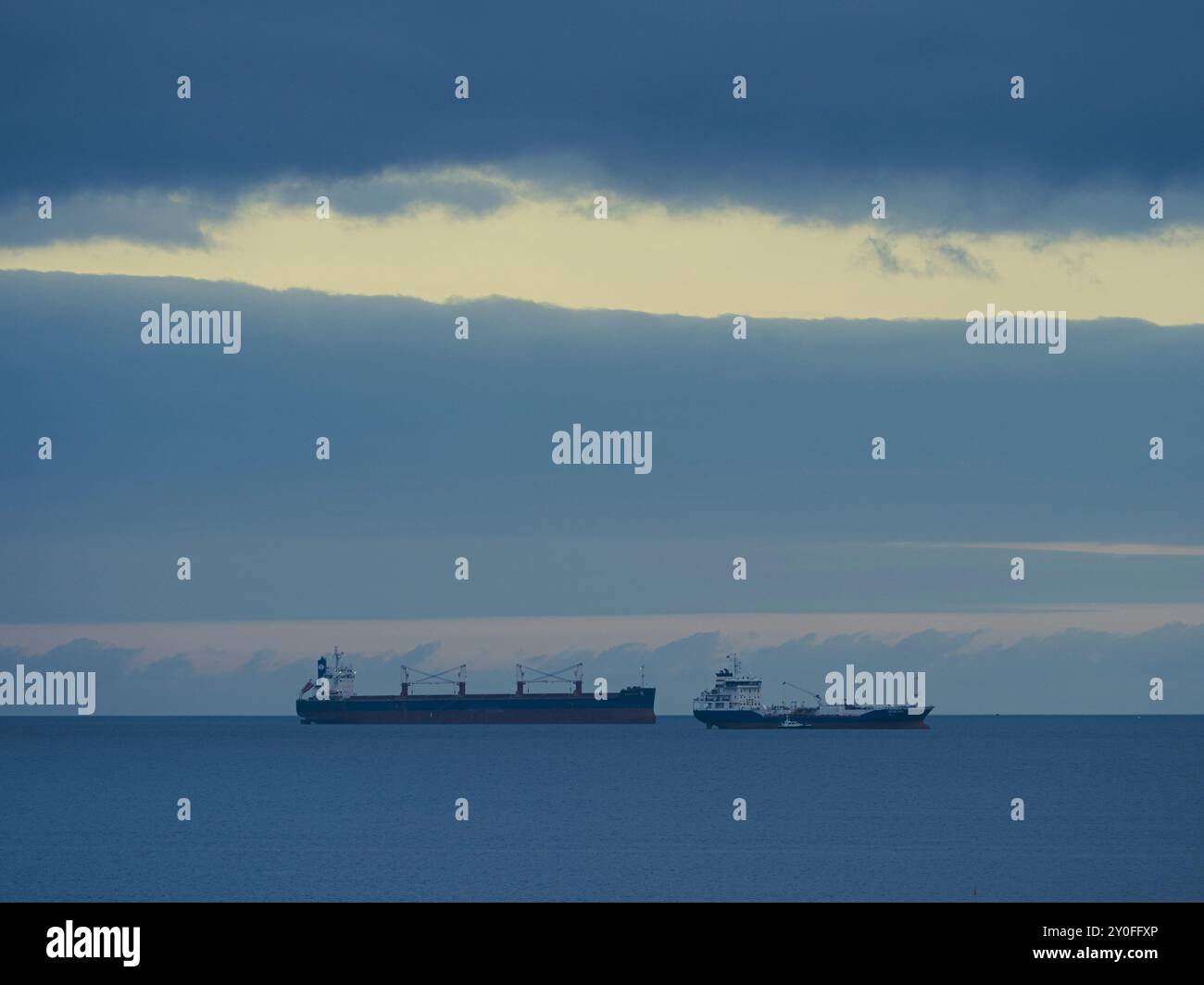 Crépuscule, Belfriend (norvégien) Bulk Carrier, et Mainland (Malter) Chemical / Oil Products Tanker, Falmouth, Cornwall, Angleterre, Royaume-Uni, GB. Banque D'Images