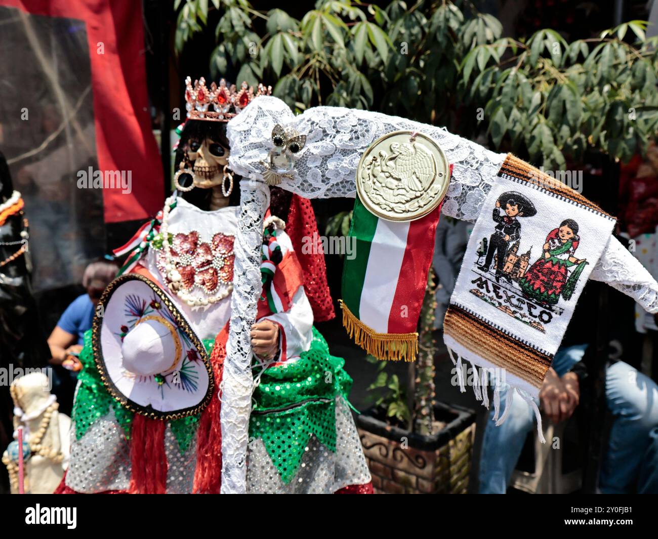 Au cours de la journée, des milliers de croyants ou de dévots viennent à l'autel de Santa Muerte ou Niña Blanca dans le quartier de Tepito pour rendre grâce pour les miracles ou «paros» faits aux paroissiens ; cette croyance vient d'avant la conquête et au cours des dernières années a repris de la force parmi les Mexicains le 1er septembre 2024 à Mexico, Mexique. (Photo de Josue Perez/Sipa USA) Banque D'Images