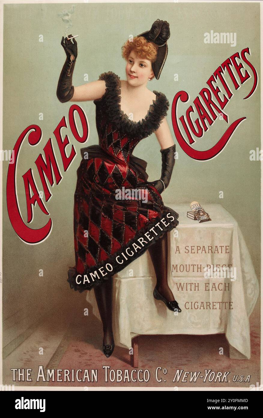 Ancienne affiche publicitaire - cigarettes Cameo. Un embout buccal séparé avec chaque cigarette. Une femme fumeuse appuyée sur une table - The American Tobacco Co Banque D'Images